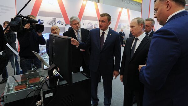 Президент РФ Владимир Путин (второй справа) и временно исполняющий обязанности губернатора Тульской области Алексей Дюмин во время осмотра выставки в научно-производственном объединении СПЛАВ.