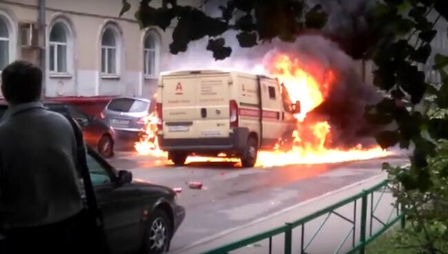 Горящая инкассаторская машина после налета в Москве. Кадр из видео