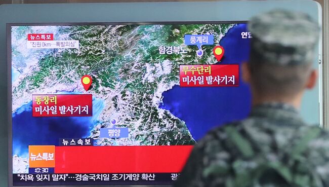 Южнокорейский солдат смотрит новости о сейсмособытии в КНДР. 9 сентября 2016