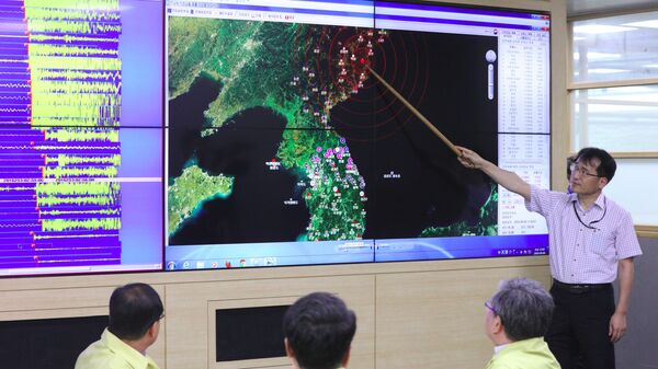 Офицер южнокорейской армии у карты Корейского полуострова с отмеченным местом сейсмособытия в КНДР. 9 сентября 2016