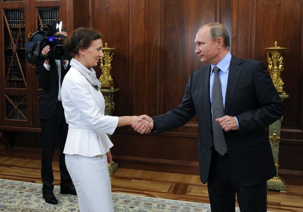 Президент РФ Владимир Путин и Анна Кузнецова, назначенная Уполномоченным при президенте по правам ребенка, во время встречи в Кремле. 9 сентября 2016 Президент РФ Владимир Путин и Анна Кузнецова, назначенная Уполномоченным при президенте по правам ребенка, во время встречи в Кремле. 9 сентября 2016