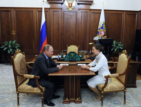 Президент РФ Владимир Путин и Анна Кузнецова, назначенная Уполномоченным при президенте по правам ребенка, во время встречи в Кремле. 9 сентября 2016 Президент РФ Владимир Путин и Анна Кузнецова, назначенная Уполномоченным при президенте по правам ребенка, во время встречи в Кремле. 9 сентября 2016