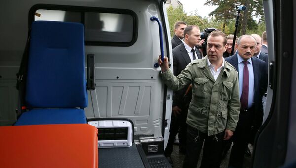 Председатель правительства РФ Дмитрий Медведев во время передачи Забайкальскому краю 12 автомобилей для службы скорой медицинской помощи. 9 сентября 2016