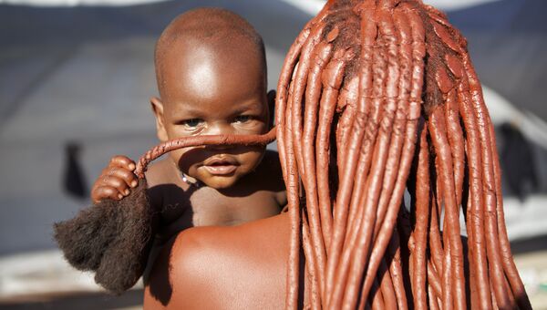 Женщина племени Химба с ребенком