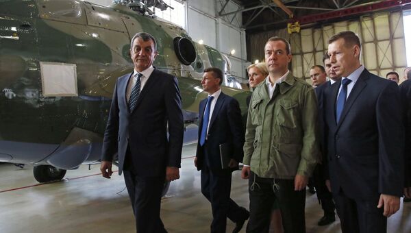 Председатель правительства РФ Дмитрий Медведев во время посещения АО 810 авиационный ремонтный завод (АРЗ 810) в Чите. 9 сентября 2016