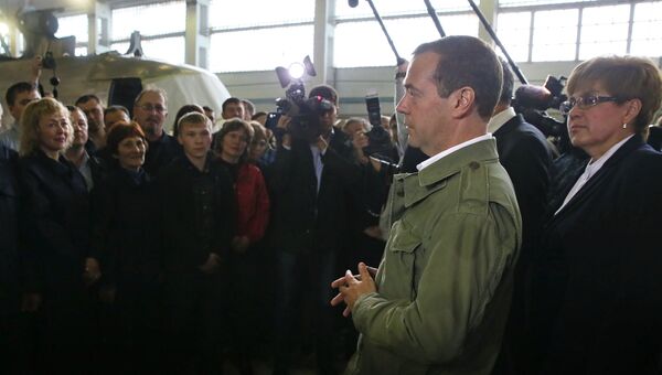 Председатель правительства РФ Дмитрий Медведев (второй справа) общается с рабочими завода АО 810 авиационный ремонтный завод (АРЗ 810) в Чите. 9 сентября 2016