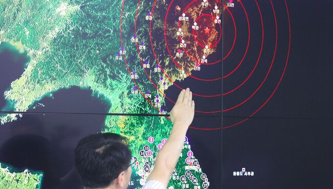 Офицер южнокорейской армии у карты Корейского полуострова с отмеченным местом сейсмособытия в КНДР. 9 сентября 2016