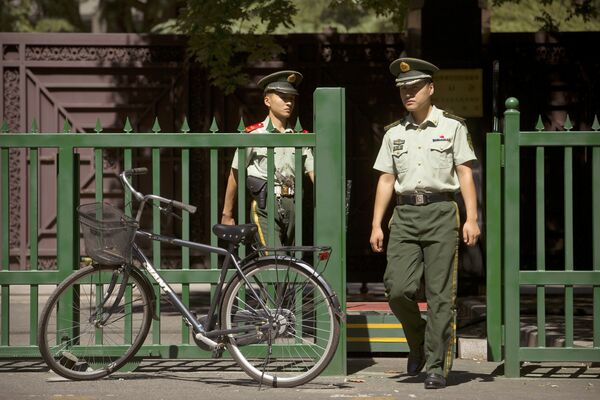 Сотрудники полиции Китая у посольства Северной Кореи в Пекине Сотрудники полиции Китая у посольства Северной Кореи в Пекине