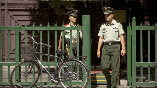 Сотрудники полиции Китая у посольства Северной Кореи в Пекине. Архивное фото