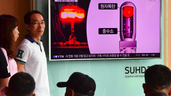 Трансляция выпуска новостей с кадрами ядерных испытаний Северной Кореи на железнодорожном вокзале в Сеуле. 9 сентября 2016