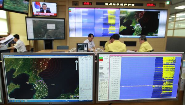 Карты с отмеченными сейсмическими волнами в Северной Корее в метеорологической администрации в Сеуле