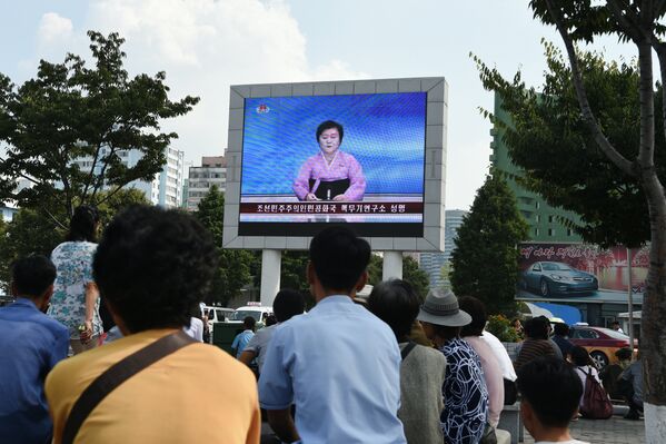 Новостное сообщение о пятом ядерном испытании на уличном экране Пхеньяна, Северная Корея
