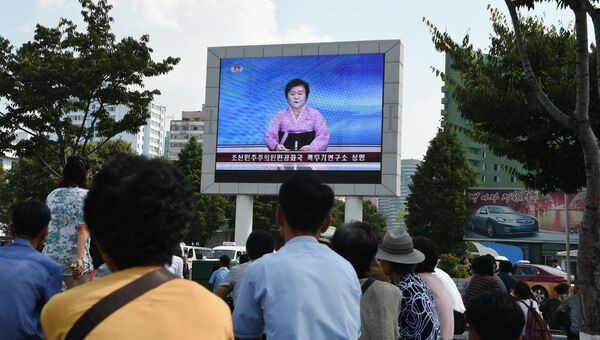 Новостное сообщение о пятом ядерном испытании на уличном экране Пхеньяна, Северная Корея