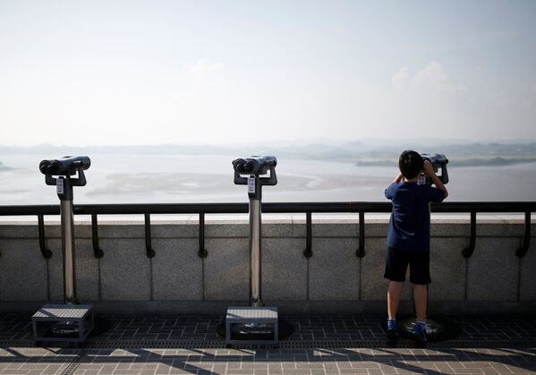 Бинокли на южной стороне демилитаризованной зоны между Южной и Северной Кореей