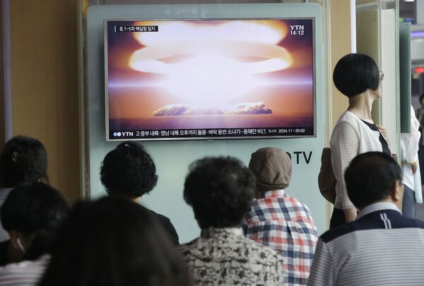 Люди перед телеэкраном в Сеуле, Южная Корея