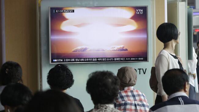 Люди перед телеэкраном в Сеуле, Южная Корея. Архивное фото
