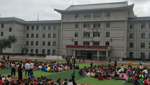 Школьники Яньцзи эвакуированные из-за сообщений о сейсмической активности, Китай