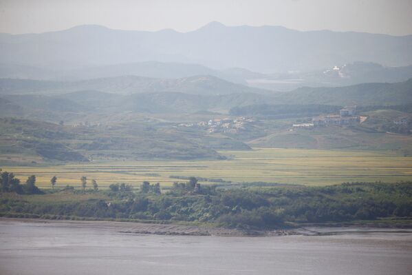 Вид на северную сторону демилитаризованной зоны между Южной и Северной Кореей