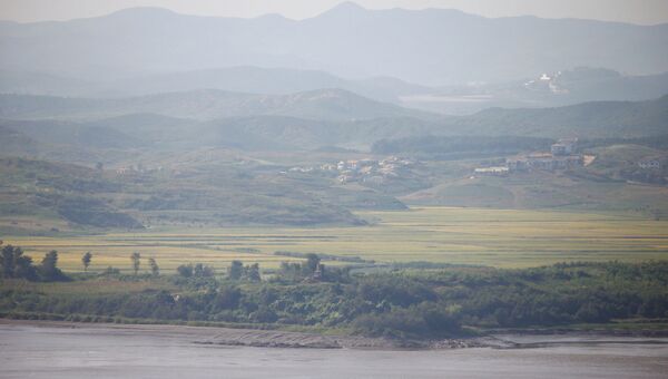 Вид на северную сторону демилитаризованной зоны между Южной и Северной Кореей