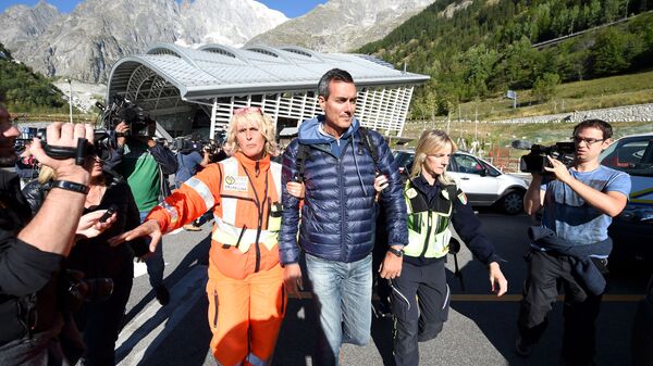 Эвакуация пассажиров фуникулера, застрявшего над ледниками горы Монблан. 9 сентября 2016