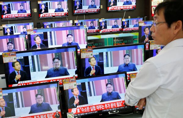 Лидер Северной Кореи Ким Чен Ын на экране телевизора в одном из магазинов бытовой техники в Сеуле, Южная Корея