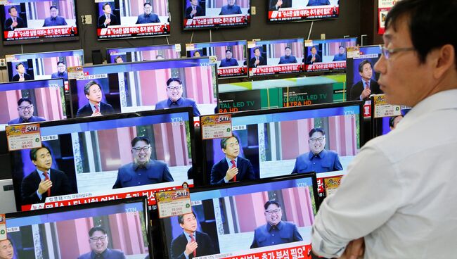 Лидер Северной Кореи Ким Чен Ын на экране телевизора в одном из магазинов бытовой техники в Сеуле, Южная Корея. Архивное фото
