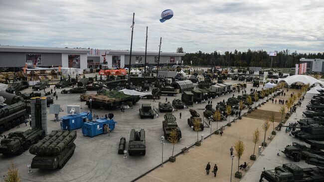 Открытая экспозиции образцов военной техники. Архивное фото