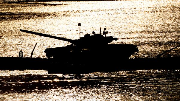 Танк Т-72 на переправе во время демонстрационного показа военной техники на полигоне Алабино на Международном военно-техническом форуме АРМИЯ-2016