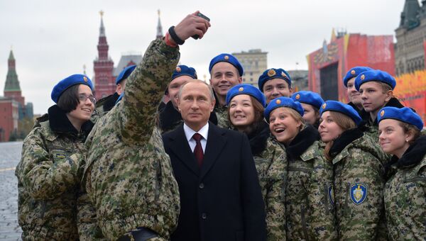 Президент России Владимир Путин фотографируется с участниками военно-патриотического центра Вымпел