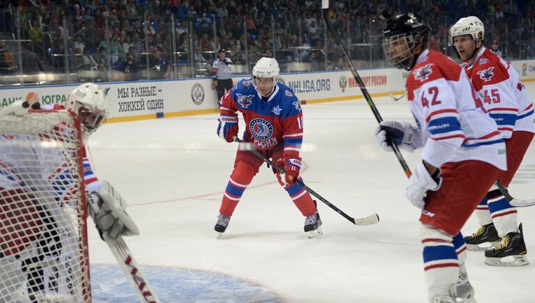 Президент РФ Владимир Путин принимает участие в матче между сборной командой чемпионов Ночной хоккейной лиги (НХЛ) и сборной Правления и почетных гостей Ночной хоккейной лиги (НХЛ)