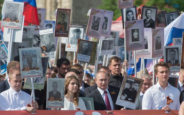 Президент России Владимир Путин с портретом своего отца-фронтовика Владимира Спиридоновича принимает участие в шествии патриотической акции Бессмертный полк