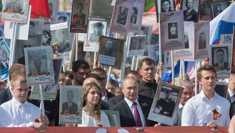 Президент России Владимир Путин с портретом своего отца-фронтовика Владимира Спиридоновича принимает участие в шествии патриотической акции Бессмертный полк
