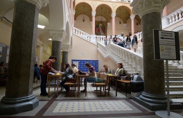 Абитуриентка в Московском Государственном Университете имени М.В. Ломоносов Абитуриентка в Московском Государственном Университете имени М.В. Ломоносов