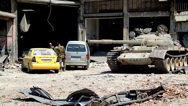 Бойцы сирийской армии на территории освобожденного района Рамусе на юге Алеппо. Архивное фото