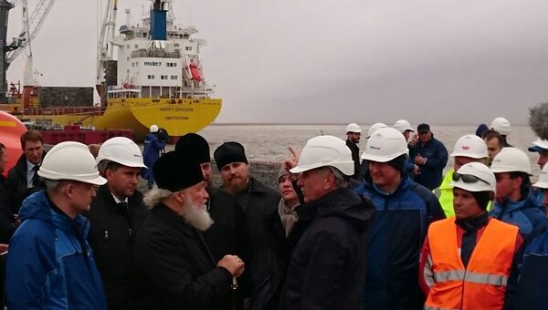 Патриарх Кирилл в порту Сабетта, который строится в рамках проекта «Ямал СПГ»