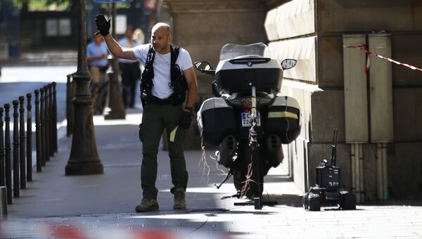 Сотрудник французской полиции в Париже после обнаружения автомобиля с газовыми баллонами у собора Парижской Богоматери. Архивное фото