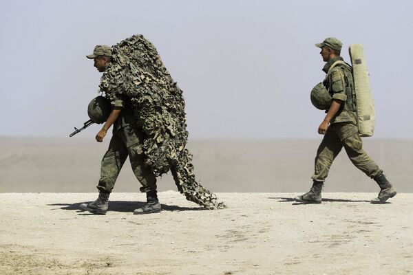 Российские военнослужащие во время военных учений на побережье Черного моря в Крыму