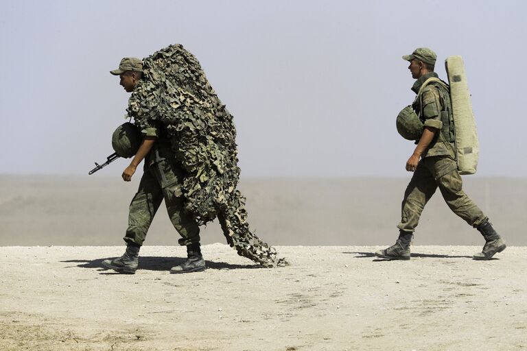 Российские военнослужащие во время военных учений на побережье Черного моря в Крыму