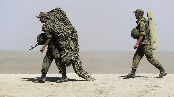 Российские военнослужащие во время военных учений на побережье Черного моря в Крыму