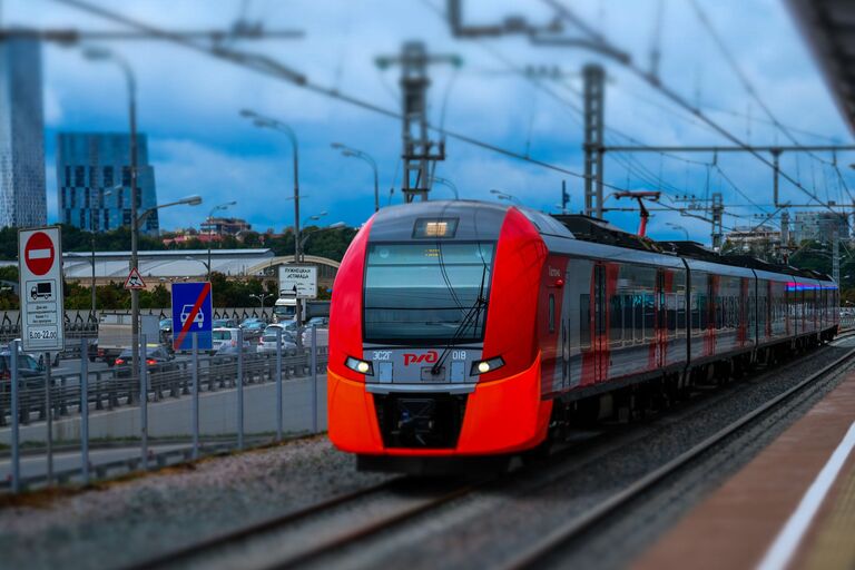 Электропоезд у транспортно-пересадочного узла Лужники Московского центрального кольца в Москве