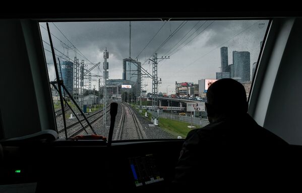 Вид на железнодорожные пути Московского центрального кольца из кабины машиниста электропоезда Ласточка