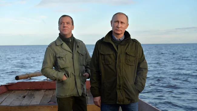 Президент РФ В. Путин и премьер-министр РФ Д.Медведев посетили остров Липно в Новгородской области