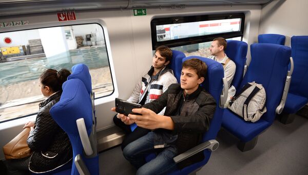 Пассажиры в салоне электропоезда Московского центрального кольца. Архивное фото