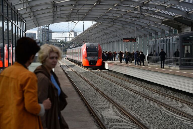 Пассажиры на станции Лужники Московского центрального кольца