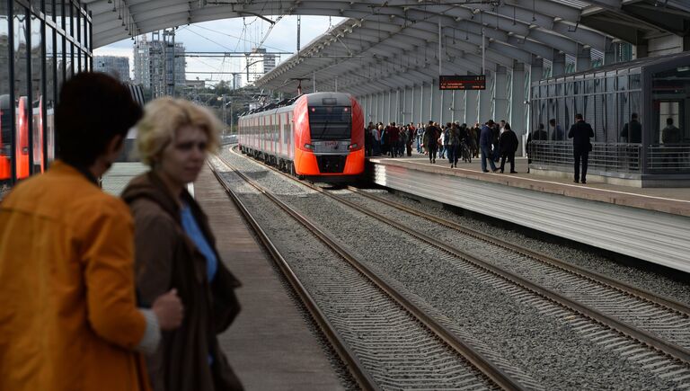 Пассажиры на станции Лужники Московского центрального кольца