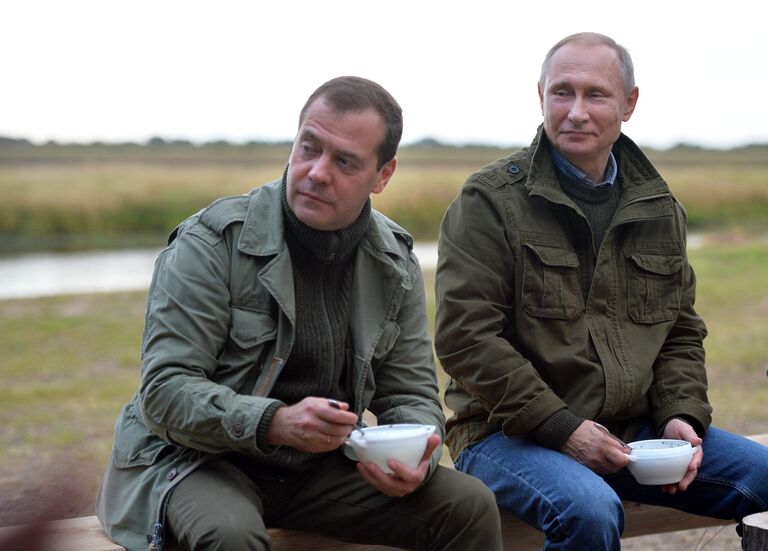 Президент РФ В. Путин и премьер-министр РФ Д.Медведев посетили остров Липно в Новгородской области Президент РФ В. Путин и премьер-министр РФ Д.Медведев посетили остров Липно в Новгородской области