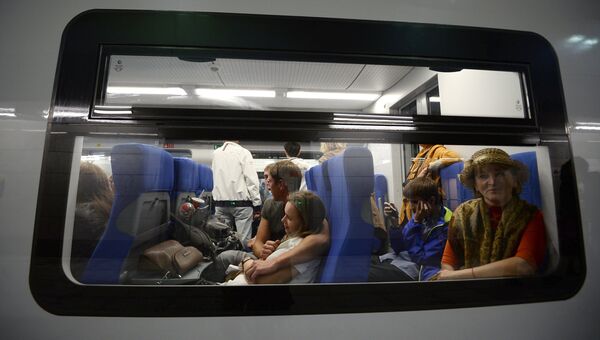 Пассажиры в салоне электропоезда Московского центрального кольца. Архивное фото