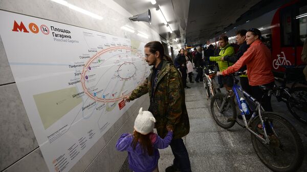 Пассажиры на станции Лужники Московского центрального кольца