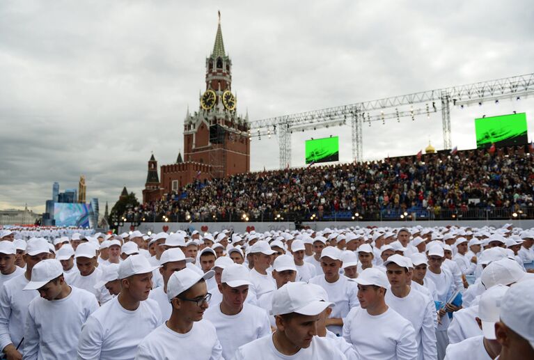 Театрализованное представление на Красной площади в Москве в честь Дня города