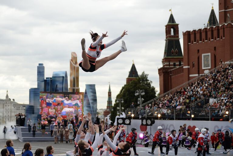 Театрализованное представление на Красной площади в Москве в честь Дня города